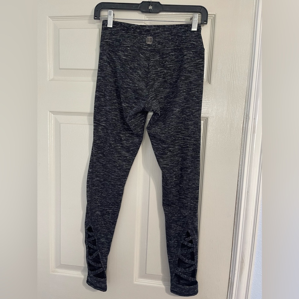 BALANCE Collection Legging - Picture 2 of 5